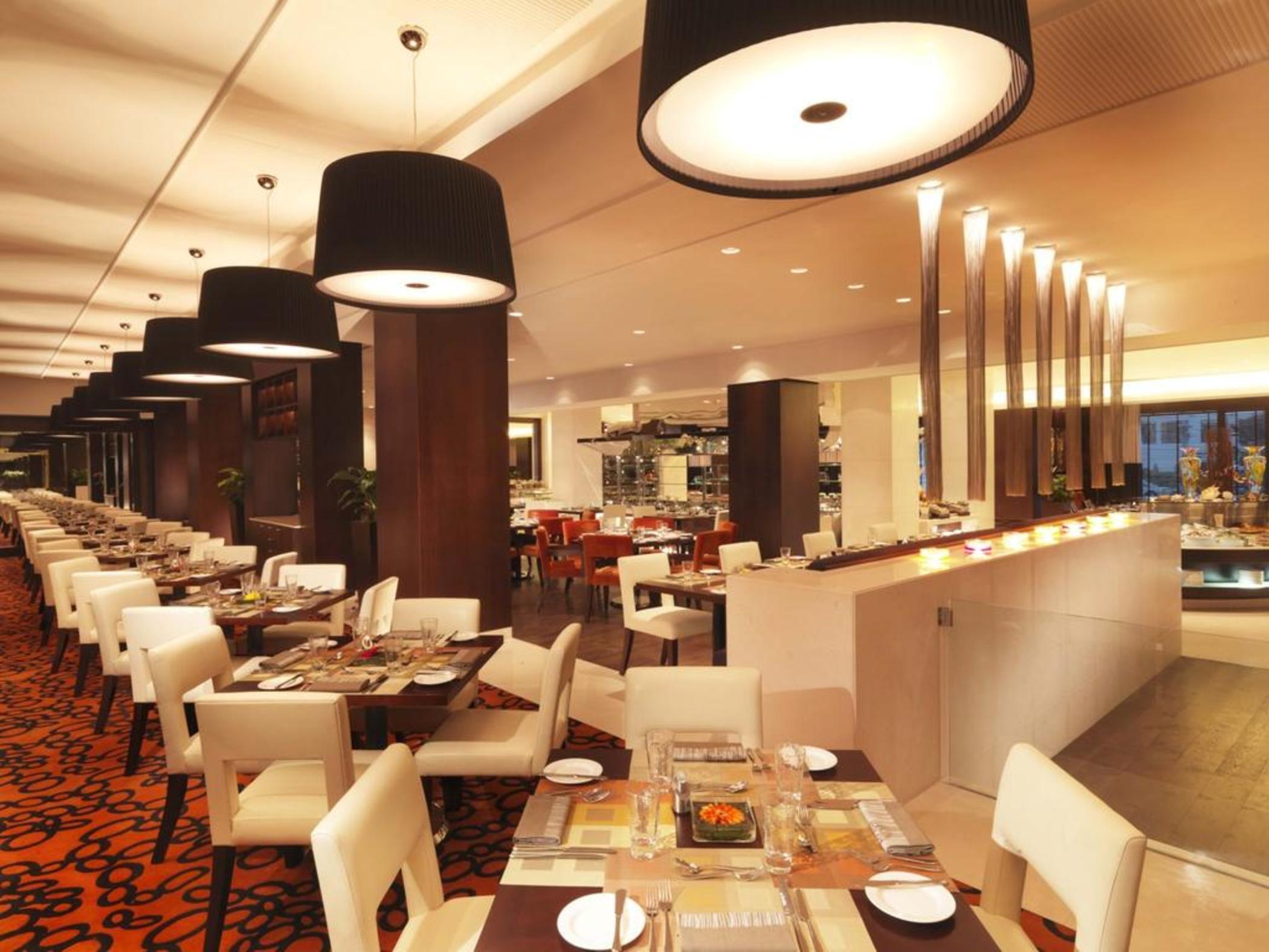 Hôtel Movenpick Grand Al Bustan à Dubaï Restaurant photo